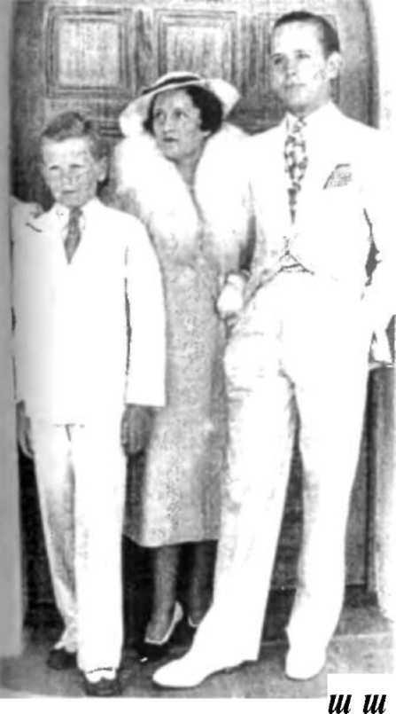 Франтоватый клан Ливерморов Пол Дороти и Джесси Младший позируют на фоне - фото 21