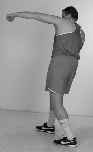 Фото 72 Совпадают и стороны рук и ног Шагаем назад нанося удары при - фото 72