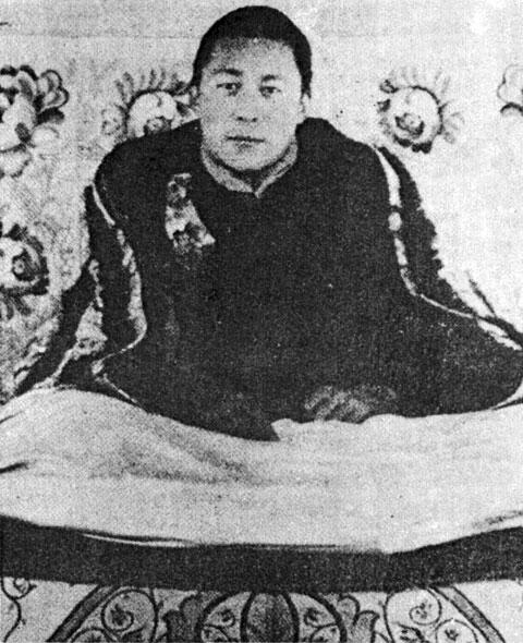 Его Святейшество Далай Лама XIV во время церемонии официального принятия - фото 1