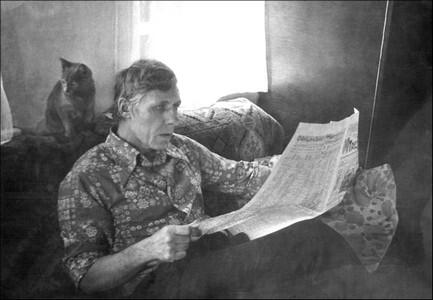 Мой отец Юрий Тимофеевич Тиньков любил читать газету Труд Ему в этом помогал - фото 8