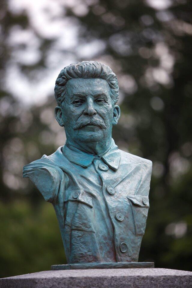 Бронзовую скульптуру ИВ Сталина разместили в мемориальном парке города - фото 2