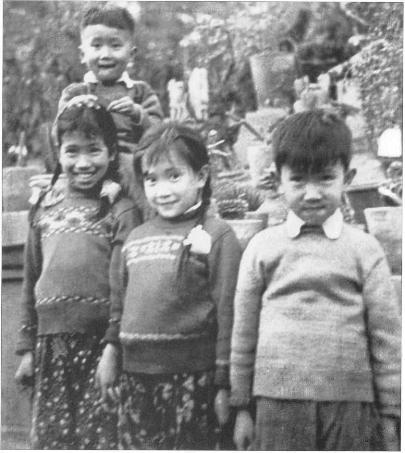 С Сяохун слева Сяохэем сзади и Цзиньмином справа па ежегодной чэндуской - фото 16