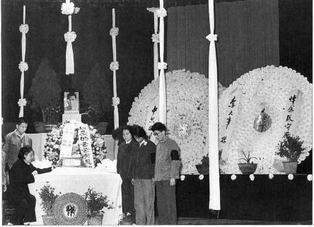 На похоронах отца Чэнду 21 апреля 1975 Слева на первом плане мама - фото 27