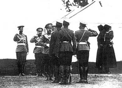 Император Николай II принимает рапорт ординарцев Павловского военного училища - фото 1