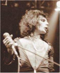 На сцене с Queen в 1975 году Любой кто видел концерты Queen знает что - фото 6