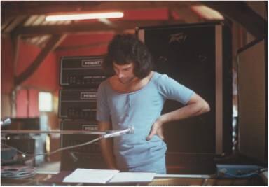 Этот удивительный кадр пойман Брайаном Мэем в студии Ridge Farm в 1975 году во - фото 7