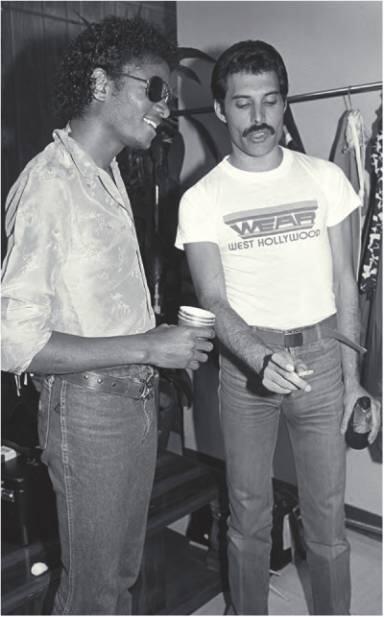 С Майклом Джексоном за кулисами во время концерта Queen в 1980 году С Родом - фото 12