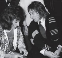 С Родом Стюартом на вечеринке в 1975 году С Митлоуфом за кулисами в - фото 13