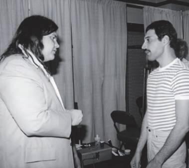 С Митлоуфом за кулисами в ЛосАнджелесе в 1982 году 14 и 15 сентября Queen - фото 14
