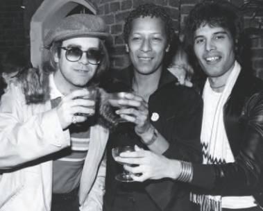 Фредди пьет шампанское с двумя лучшими друзьями Элтоном Джоном и Питером - фото 17