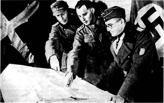 Оберфельдфебель Леон Дегрелль в центре рядом с командиром легиона Валлония - фото 1