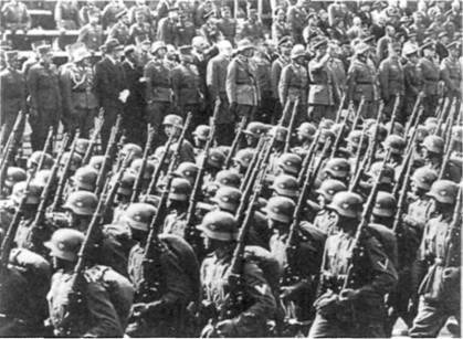 Вена март 1938 г Солдаты 10й пехотной дивизии в парадной форме проходят - фото 2