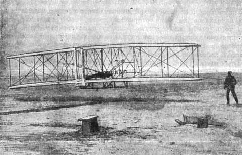 Первый полет на аэроплане 17 декабря 1903 г Орвил лежа управляет машиной - фото 13