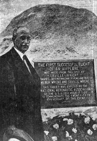 Орвил Райт у памятника воздвигнутого по случаю 25летия первого полета на - фото 18