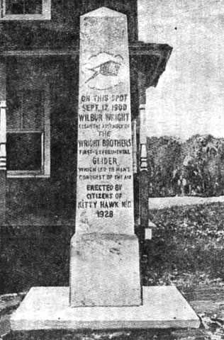 Мраморный обелиск воздвигнутый жителями Кити Хок на месте сборки первого - фото 19
