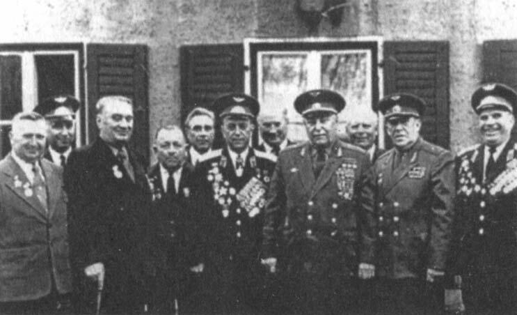 Встреча ветеранов полка на юбилее части Слева направо В П Карпович Ю И - фото 76