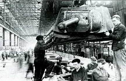 Цех еще не достроен а производство Т34 уже ведется ЧКЗ август 1942 г - фото 1