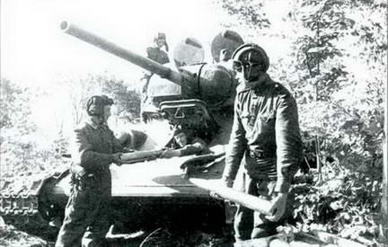 Загрузка боекомплекта танка Т34 Лето 1943 г Однако танковое поголовье - фото 3