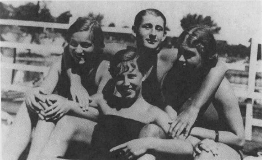 Автопортрет с друзьями в Халензее 1935 г ГЛАВА 1 ДЕТСТВО Я родился в - фото 3