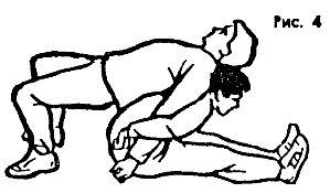 Упражнение 3 Один партнер сидит на полу максимально раздвинув ноги в - фото 4