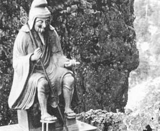 Памятник Энно Гёдзя в горах Оминэ одному из основателей традиции ямабуси - фото 2