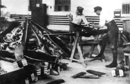 Рис 11 Уничтожение запаса пропеллеров в Германии 1919 г Еше одной - фото 1