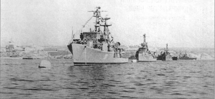 Вверху эсминец Бесшумный проекта 31 на Севастопольском рейде 7 ноября 1960 - фото 1