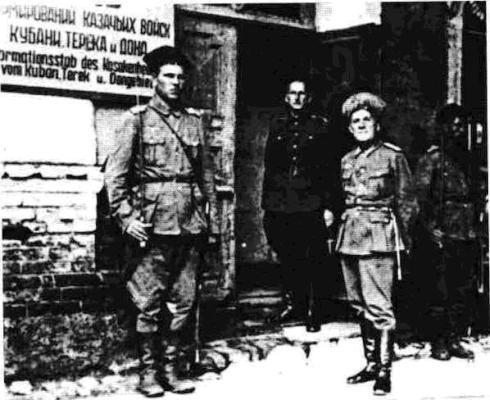 У штаба формирований казачьих войск Кубани Терека и Дона в Херсоне 1943 г На - фото 6