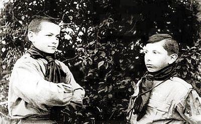Степан с другом в форме военизированной организации Пласт 1923 г В 2001 - фото 3