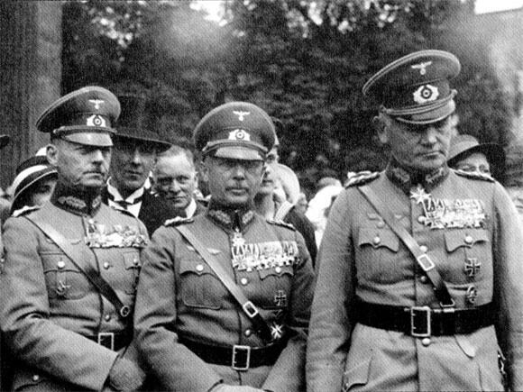Генералы фон Рундштедт фон Фрич и фон Бломберг Эмблема 57й дивизии которой - фото 10