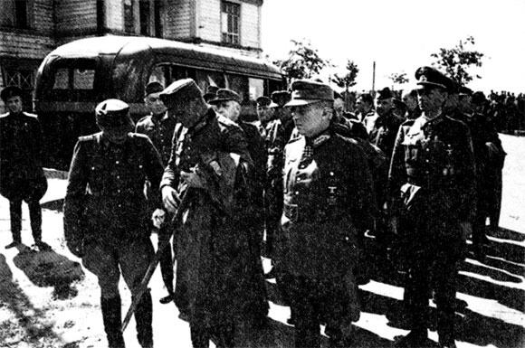 17 июля 1944 г Марш солдат вермахта взятых в плен в ходе разгрома группы - фото 13