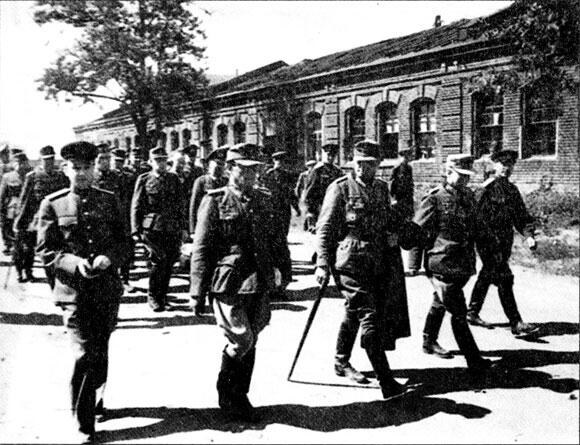 17 июля 1944 г Марш солдат вермахта взятых в плен в ходе разгрома группы - фото 14