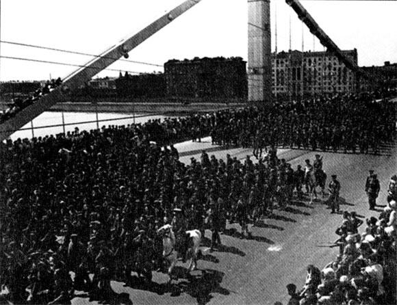 Германские военнопленные идут по Москве Германские военнопленные идут по Москве - фото 16