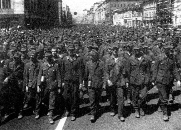 Германские военнопленные идут по Москве Марш пленных через Москву Полив - фото 17