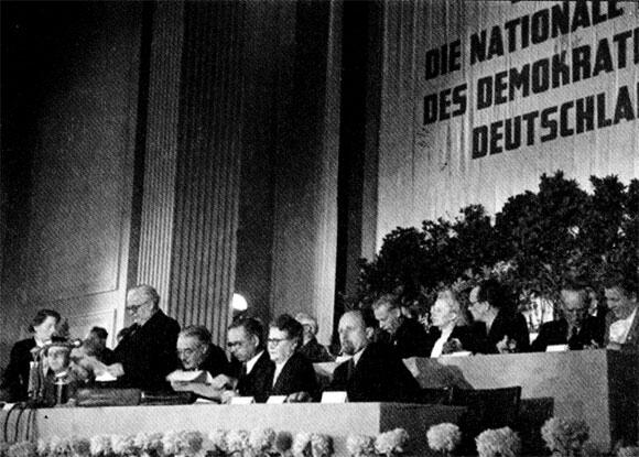 Берлин создание ГДР учреждение Народной палаты В президиуме Винценц Мюллер - фото 20