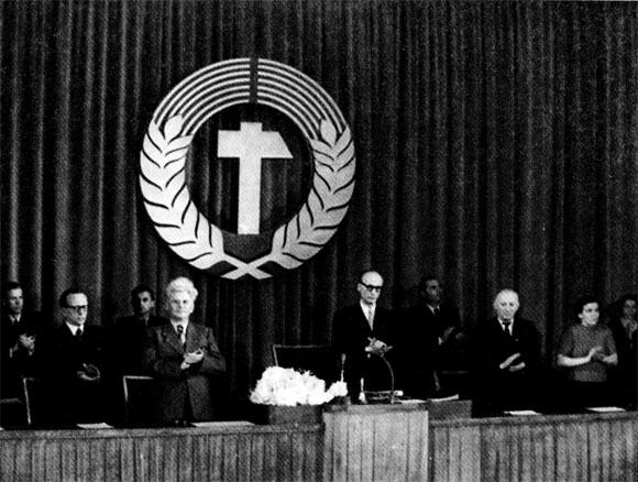 Первое заседание народной палаты ГДР Винценц Мюллер выступает на заседании - фото 21
