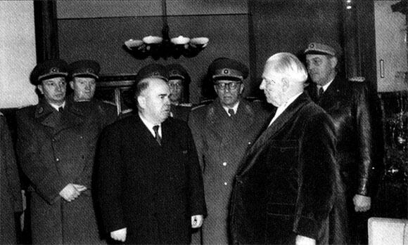 Генералы ННА поздравляют президента ГДР Вильгельма Пика с 80летием Генералы - фото 24