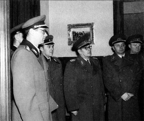 Генералы ННА поздравляют президента ГДР Вильгельма Пика с 80летием Генералы - фото 25