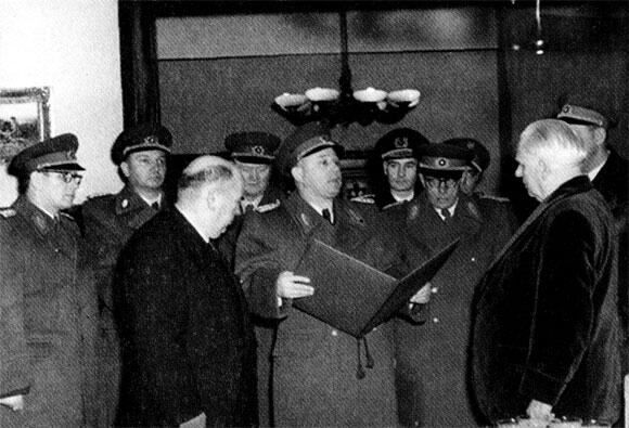 Генералы ННА представляются президенту ГДР Генералы ННА представляются - фото 26