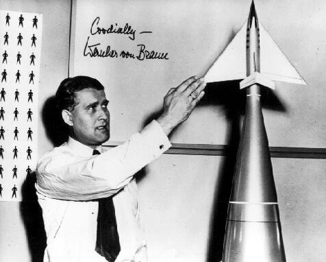 Вернер фон Браун с макетом системы DynaSoar Именно тогда проект Space - фото 4