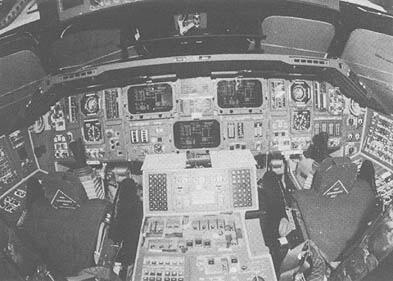 Система DEU в кабине пилотов шаттла Вводить команды в ПЗУ можно с помощью - фото 9