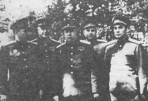 Маршал Ф И Толбухин в центре с подчиненными Главнокомандующий группой - фото 2