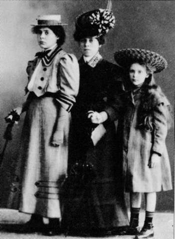 С матерью и Эльзой 1906 1914 Лиля с подругами 1915 - фото 19