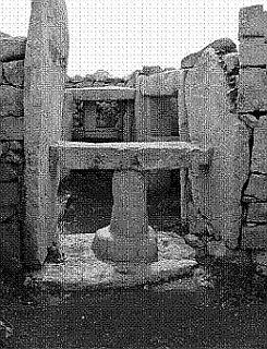Рис 6 Каменный алтарь в Мнайдре Мальта используемый в обрядах для - фото 6