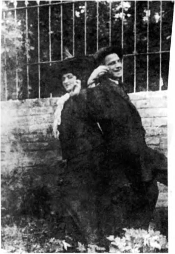 Улыбающийся Маяковский в Киеве в 1913 г Имя дамы вызвавшей его беззубую - фото 6