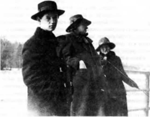 На протяжении зимы и весны 1913 г Маяковский тесно общался с - фото 9