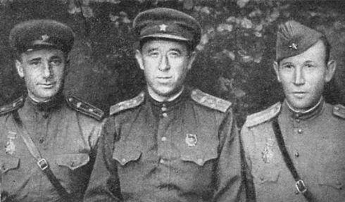 Слева направо Герой Советского Союза майор Ф П Боридько командир бригады - фото 18