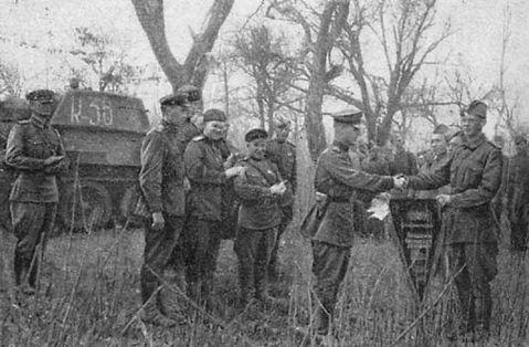 Командир 200й танковой бригады Н В Моргунов вручает переходящий вымпел ЦК - фото 20