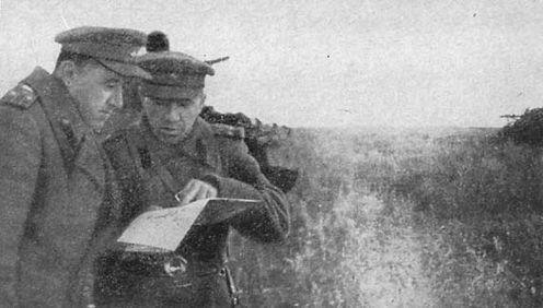 Полковник М Т Леонов слева и подполковник И И Гусаковский во время - фото 24