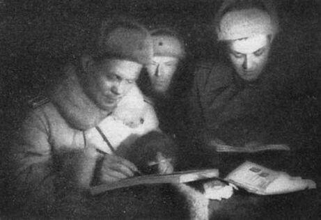 Начальник политотдела бригады подполковник В Т Помазнев слева подписывает - фото 40